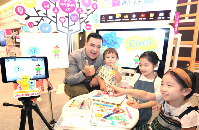 방송인 샘 해밍턴(왼쪽)과 어린이 모델들이 서울 용산 LG유플러스 사옥에서 유아용 IPTV 콘텐츠인 ‘U+tv 아이들나라 2.0’ 서비스를 체험하고 있다. /사진제공=LG유플러스