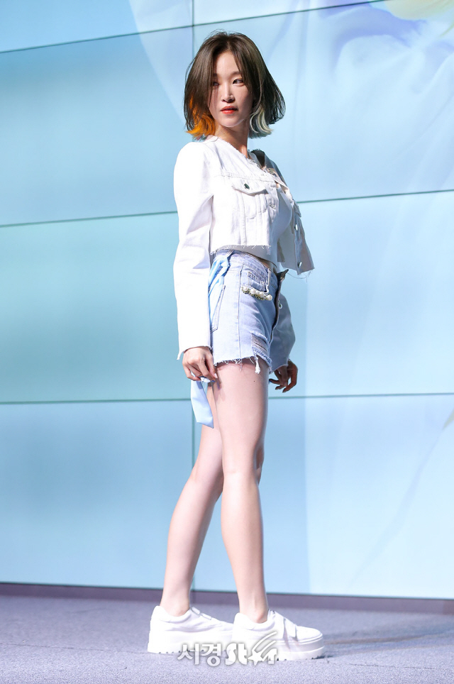 가수 소야(SOYA)가 31일 오후 서울 강남구 슈피겐코리아에서 열린 컬러 프로젝트 세 번째 신곡 ‘와이셔츠(Y-SHIRT)’ 쇼케이스에 참석해 포즈를 취하고 있다.