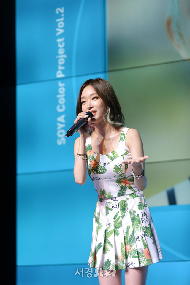 가수 소야(SOYA)가 31일 오후 서울 강남구 슈피겐코리아에서 열린 컬러 프로젝트 세 번째 신곡 ‘와이셔츠(Y-SHIRT)’ 쇼케이스에 참석해 곡 소개를 하고 있다./사진=조은정 기자