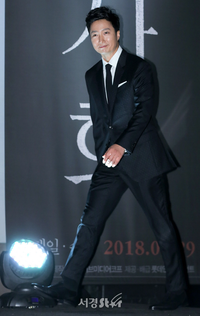 배우 박해일이 31일 오전 서울 광진구 롯데시네마 건대입구에서 열린 영화 ‘상류사회’ 제작보고회에 입장하고 있다.