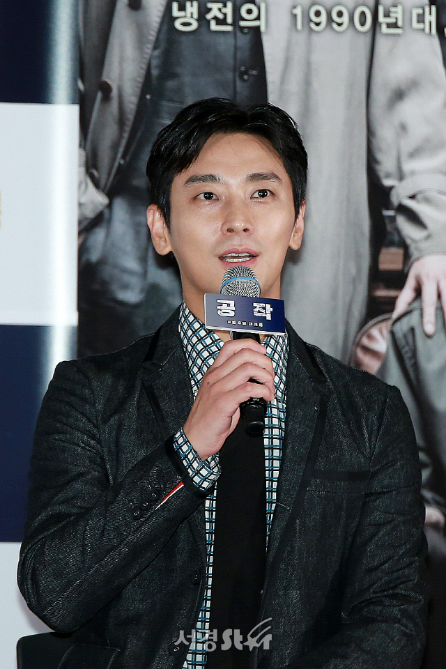 배우 주지훈이 영화 ‘공작’ 언론시사회에 참석해 질의응답 시간을 갖고 있다.