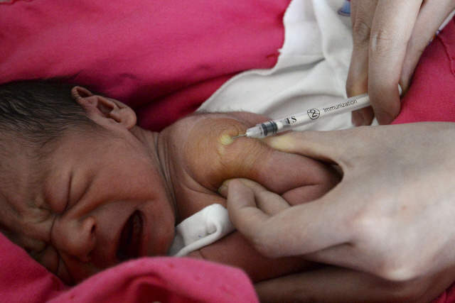 2017년 4월 25일 중국 허베이성 한단의 병원에서 한 아기가 백신 접종을 받고 있다. 중국 당국은 최근 불량 백신 사태의 파문이 걷잡을 수 없이 확산하자 전국 제약업체들을 대상으로 백신 생산 전반에 대한 일제 점검에 나서는 등 본격적인 대응에 나섰다./연합뉴스
