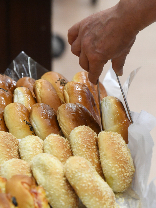 시중에서 유통중인 빵 제품 대부분이 높은 수치의 당과 트랜스지방을 함량하고 있는 것으로 나타났다./서울경제DB[사진과 기사 내용은 직접적 관련 없음]