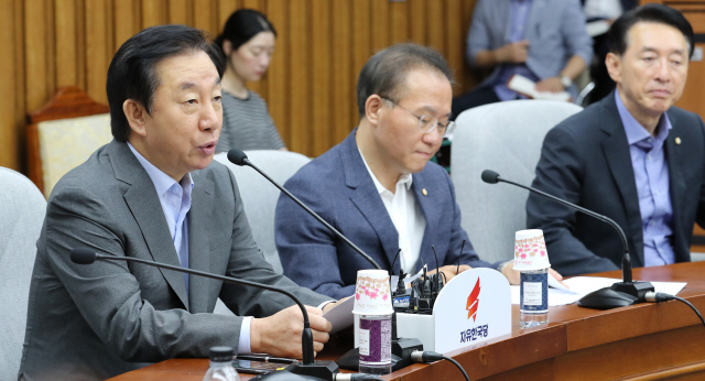 김성태 자유한국당 원내대표(왼쪽)가 31일 오전 국회에서 열린 원내대책회의에서 발언하고 있다./연합뉴스