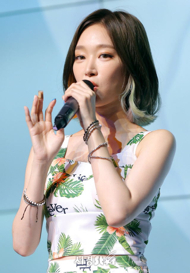 가수 소야(SOYA)가 31일 오후 서울 강남구 슈피겐코리아에서 열린 컬러 프로젝트 세 번째 신곡 ‘와이셔츠(Y-SHIRT)’ 쇼케이스에 참석해 곡 소개를 하고 있다.