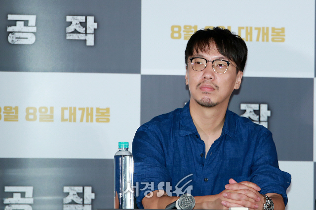 윤종빈 감독이 영화 ‘공작’ 언론시사회에 참석해 질의응답 시간을 갖고 있다.