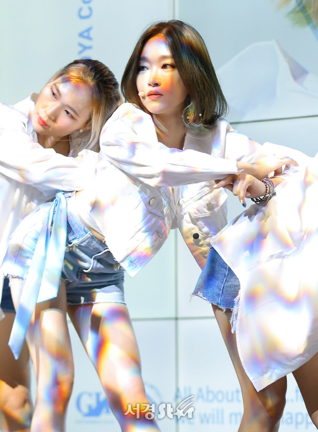가수 소야(SOYA)가 31일 오후 서울 강남구 슈피겐코리아에서 열린 컬러 프로젝트 세 번째 신곡 ‘와이셔츠(Y-SHIRT)’ 쇼케이스에 참석해 무대를 선보이고 있다.