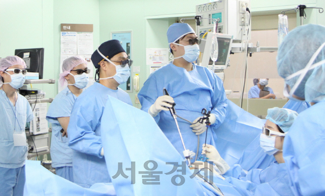 이윤석(가운데) 서울성모병원 교수의 대장암 복강경 수술 과정을 태국 의료진이 참관하고 있다. /사진제공=서울성모병원