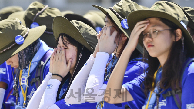 전국에 가마솥 찜통 더위가 계속되고 있는 31일 오전 서울 용산구 전쟁기념관에서 열린 포카리스웨트-스카우트연맹 ‘2018 휴전선 155마일 횡단’ 발대식에서 대원들이 지친 모습을 보이고 있다./송은석기자