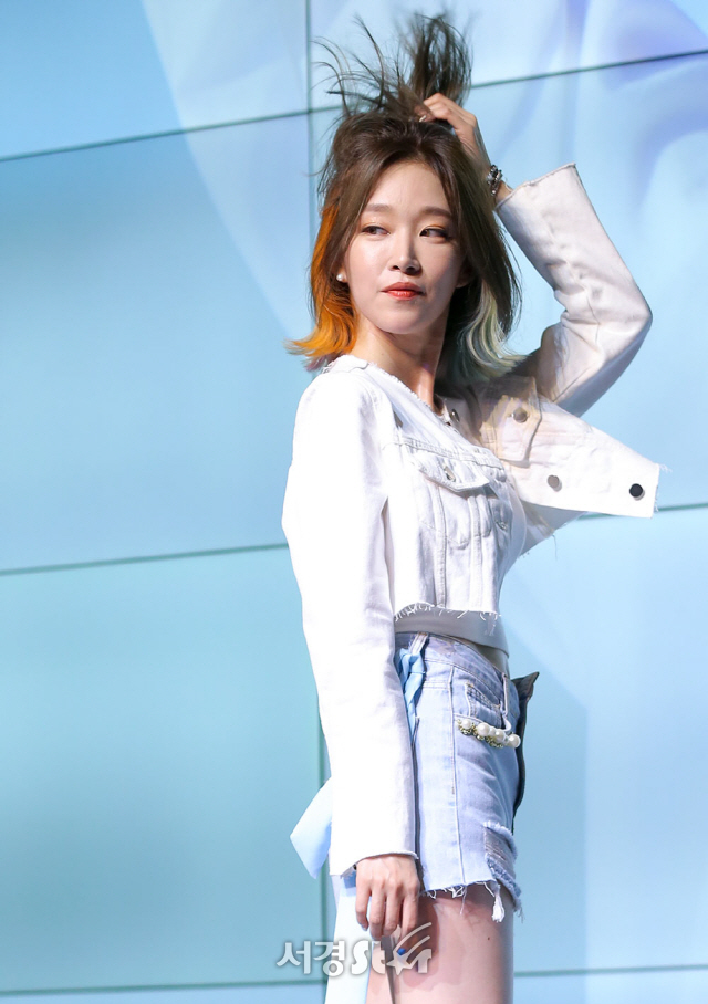 가수 소야(SOYA)가 31일 오후 서울 강남구 슈피겐코리아에서 열린 컬러 프로젝트 세 번째 신곡 ‘와이셔츠(Y-SHIRT)’ 쇼케이스에 참석해 포토타임을 갖고 있다.