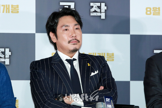 배우 조진웅이 영화 ‘공작’ 언론시사회에 참석해 질의응답 시간을 갖고 있다.