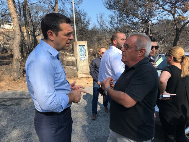 A handout made available by the Greek Prime Minister‘s office on July 30, 2018, shows Greek Prime Minister Alexis Tsipras visiting the area ravaged by the country’s worst ever wildfires as anger mounts over his government‘s response to the disaster which has claimed scores of lives.  His trip, a week after the fires broke out, was not announced beforehand in what local media said was a bid to avoid protests by residents of the hard-hit seaside communities east of Athens -- Mati and Rafina.The current death toll of 91 was expected to rise after the coastguard said another body was found underwater near a beach in the affected area. / AFP PHOTO / GREEK PRIME MINISTER’S PRESS OFFICE / - / RESTRICTED TO EDITORIAL USE - MANDATORY CREDIT “ AFP PHOTO/HO/GREEK PRIME MINISTER‘S OFFICE  ” - NO MARKETING NO ADVERTISING CAMPAIGNS - DISTRIBUTED AS A SERVICE TO CLIENTS      <저작권자(c) 연합뉴스, 무단 전재-재배포 금지>