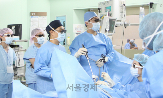 이윤석(가운데) 서울성모병원 교수의 대장암 복강경 수술 과정을 태국 의료진이 참관하고 있다. /사진제공=서울성모병원