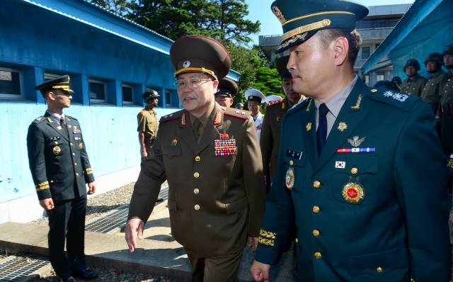 안익산(오른쪽 두번째) 북한 수석대표 등 북측 대표단이 31일 오전 판문점 남측 평화의집에서 열린 제9차 남북 장성급회담에 참석하기 위해 군사분계선을 넘고 있다.           /사진공동취재단