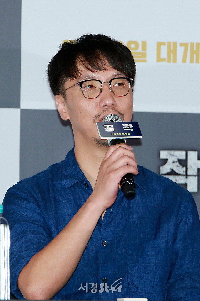 윤종빈 감독이 영화 ‘공작’ 언론시사회에 참석해 질의응답 시간을 갖고 있다.