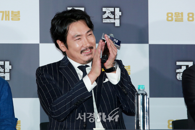 배우 조진웅이 영화 ‘공작’ 언론시사회에 참석해 질의응답 시간을 갖고 있다.