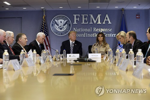 FEMA 본부 방문한 트럼프 대통령 부부  [EPA=연합뉴스 자료사진]
