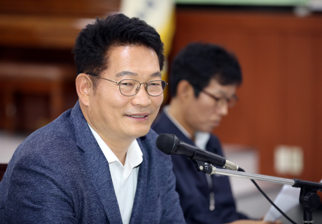 송영길 더불어민주당 의원이 당대표 후보로 나서면서 “당대표가 되면 야당과의 소통에 직접 나서겠다”고 31일 밝혔다./연합뉴스