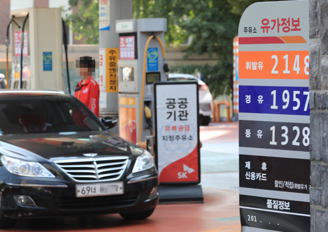 21일 한국석유공사 유가 정보 서비스인 ‘오피넷’에 따르면 7월 셋째주 국내 주유소에서 판매된 보통 휘발유 가격은 전주보다 ℓ당 평균 1.7원 오른 1천611.6원을 기록해 3년 5개월 만에 가장 높은 수준까지 올랐다. 사진은 22일 서울시내 한 주유소 모습./연합뉴스