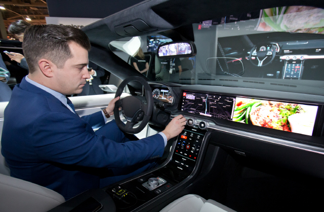 올해 초 미국 라스베이거스에서 열린 세계 최대 정보기술(IT) 전시회 ‘CES 2018’에서 삼성전자의 한 직원이 편리한 운전환경과 인포테인먼트 시스템 제공하는 차량용 ‘디지털 콕핏’을 시연하고 있다./사진제공=삼성전자