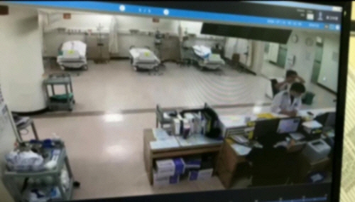 31일 새벽 4시 경북 구미차병원 응급의료센터서 주취자가 의사를 폭행하는 장면이 담긴 CCTV 화면. (사진=연합뉴스)