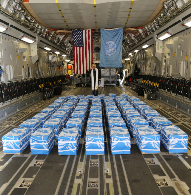 북한에서 송환된 6.25 전쟁 미군 전사자 유해 55구를 싣고 오산 주한미국공군기지에 도착한 C-17 수송기 내부 모습. 유해 상자가 유엔기에 싸인 채 놓여있다./출처=연합뉴스