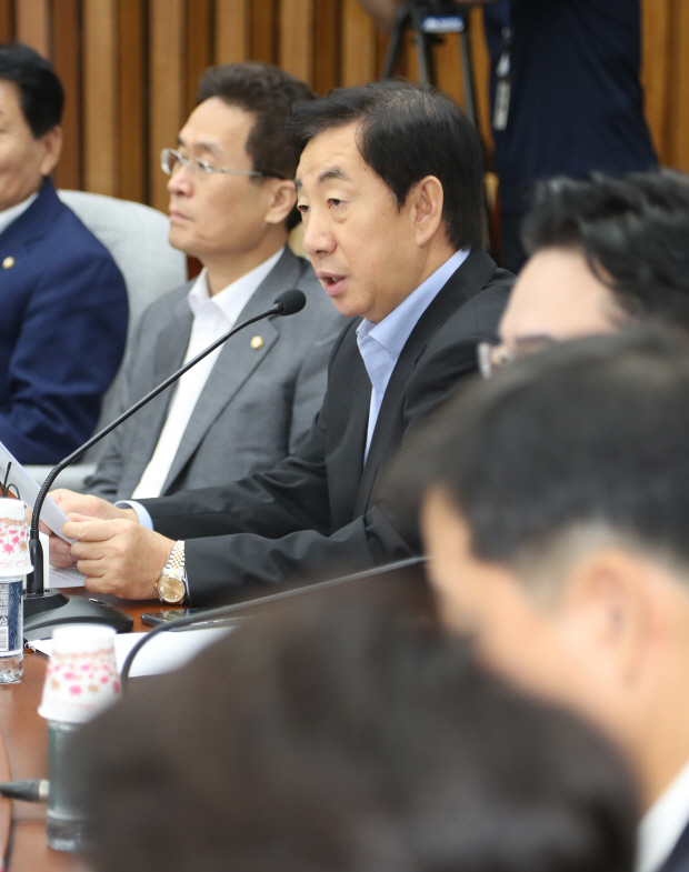 김성태 자유한국당 원내대표는 기무사 계엄령 문건에 대해 한국당을 내란 공범으로 몰기 위한 술책이라고 1일 밝혔다./연합뉴스