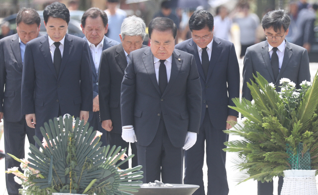 문희상 국회의장이 31일 오후 경남 김해시 봉하마을 고 노무현 전 대통령 묘역을 찾아 참배하고 있다./연합뉴스