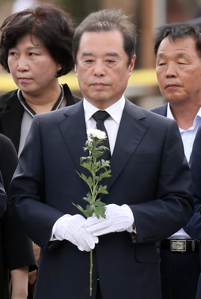 자유한국당 김병준 비상대책위원장이 30일 오후 경남 김해시 봉하마을을 찾아 노무현 전 대통령 묘역을 참배하고 있다./연합뉴스