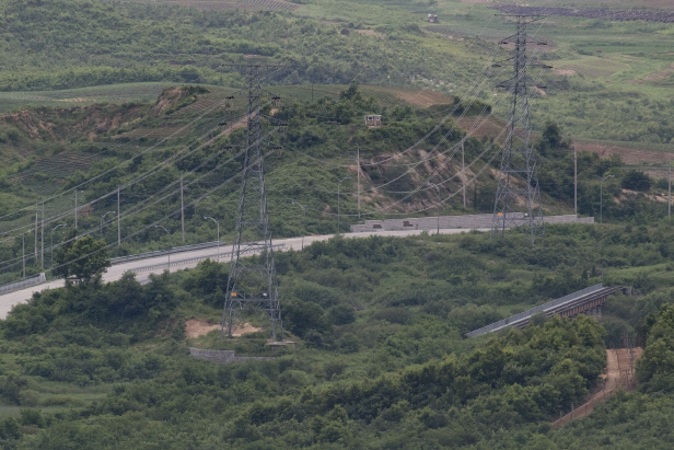 DMZ에서 남한 파주와 북한 개성을 잇는 경의선 도로와 철로가 보이고 있다./연합뉴스