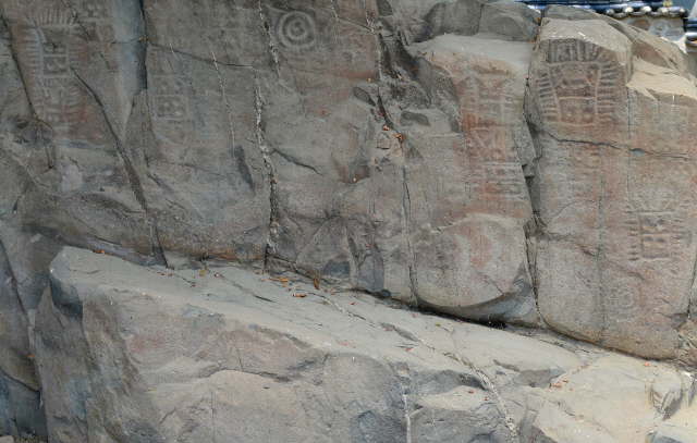 장기리 암각화는 장기리 알터마을 입구의 바위 표면에 새겨진 선사시대 그림으로 동심원과 다수의 가면 모양이 새겨져 있다.