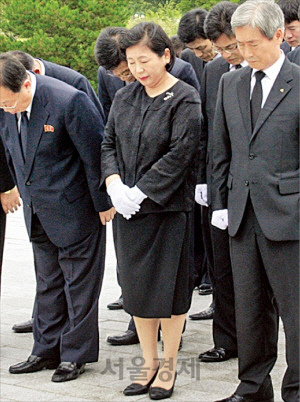 현정은 현대그룹 회장(가운데) 등 현대아산 임직원들이 지난 1014년 8월 금강산에서 정몽헌 전 회장 11주기 추모식을 진행하고 있다./사진제공=현대그룹