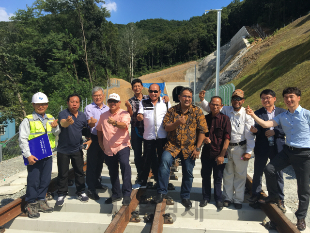 인도네시아 기자단이 철도공단 시설장비사무소를 찾아 한국철도 건설현장을 둘러보고 만족감을 표시하고 있다. 사진제공=한국철도시설공단