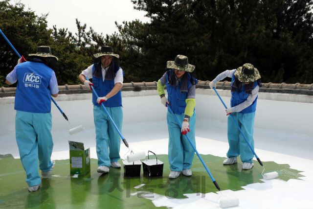 KCC 임직원들이 7월27일 울산 중구 다운제일경로당에서 건물 옥상에 차열 페인트를 칠하는 쿨루프 작업을 실시하고 있다. /사진제공=KCC