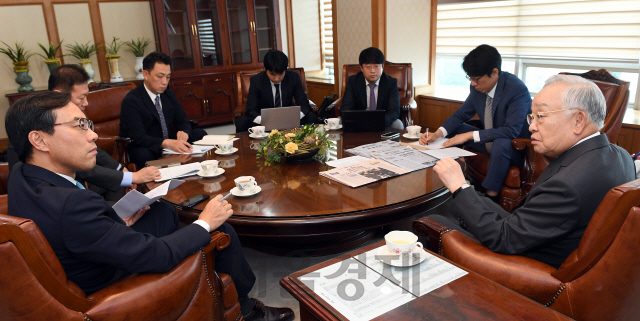 손경식(오른쪽) 한국경영자총협회 회장이 1일 서울 마포구 경총회관 집무실에서 김영기(왼쪽) 서울경제신문 편집국장과의 대담으로 진행된 서울경제신문 창간기념 특별 인터뷰를 통해 50년간 기업 경영 일선에서 뛰며 쌓은 식견을 쏟아내고 있다. /이호재기자