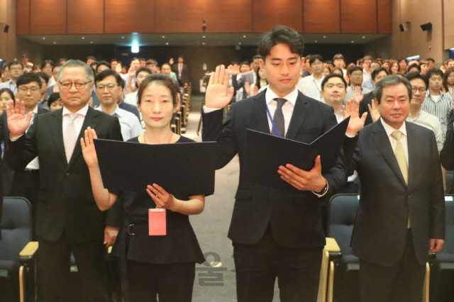 1일 서울 상암동 누리꿈스퀘어에서 열린 ‘메이드 인 코리아’ 선언식에서 송승희(앞줄 왼쪽부터) 방송제작1팀 PD와 김진훈 농축상품팀 상품개발자가 임직원을 대표해 선언을 하고 있다. /사진제공=공영홈쇼핑