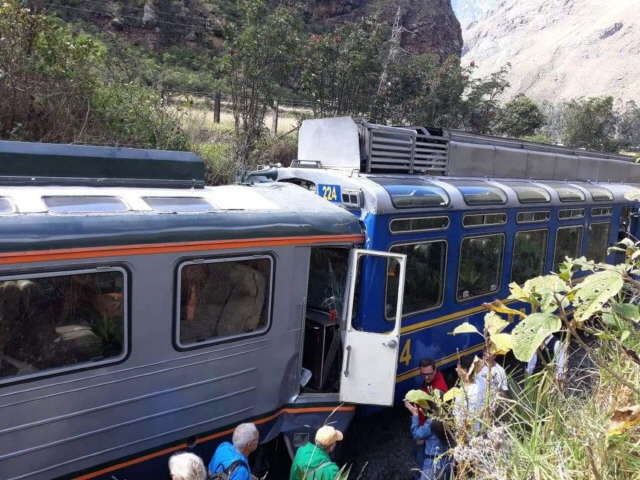 지난달 31일(현지시간) 남미 페루의 관광지인 마추픽추 인근에서 관광객을 실은 열차 두 대가 충돌한 후 사고 열차가 파손된 채 멈춰 서 있다./쿠스코=AP연합뉴스