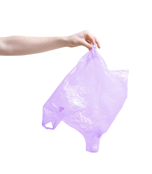 오는 연말부터 대규모점포와 슈퍼마켓에서 일회용 비닐봉투 제공이 전면 금지된다. /이미지투데이
