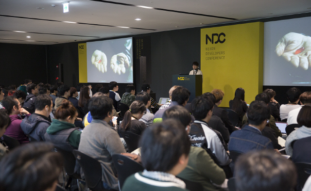 지난 4월 열린 넥슨 개발자 컨퍼런스(NDC)에서 참가자들이 게임 디자인 역사에 관한 강연을 듣고 있다./사진제공=넥슨