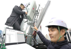LG 유플러스 직원들이 서울 강남 5G 시험기지국에서 네트워크 장비를 점검하고 있다./사진제공=LG유플러스