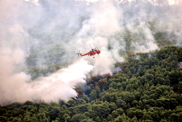 그리스 구조당국의 헬리콥터가 지난 25일(현지시간) 산불 진화작업을 벌이고 있다. /AFP연합뉴스