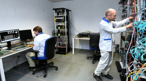 SK텔레콤이 지난 2월에 인수한 세계 1위 양자암호통신 기업인 스위스의 IDQ 연구원들이 장비를 점검하고 있다. /사진제공=SK텔레콤