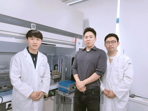 KAIST 이정찬 석사과정생(왼쪽부터), 스티브 박 교수, 김진오 박사과정생. /사진제공=KAIST