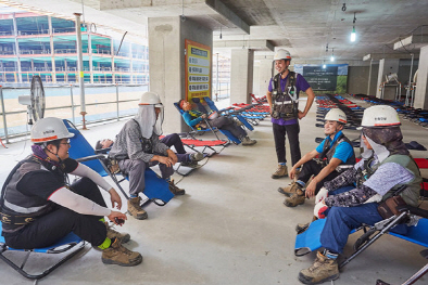 지난 1일 광교 컨벤션 꿈에그린 건설현장에서 건설근로자들이 지하층에 마련된 휴게공간에서 휴식을 취하고 있다./사진제공=한화건설