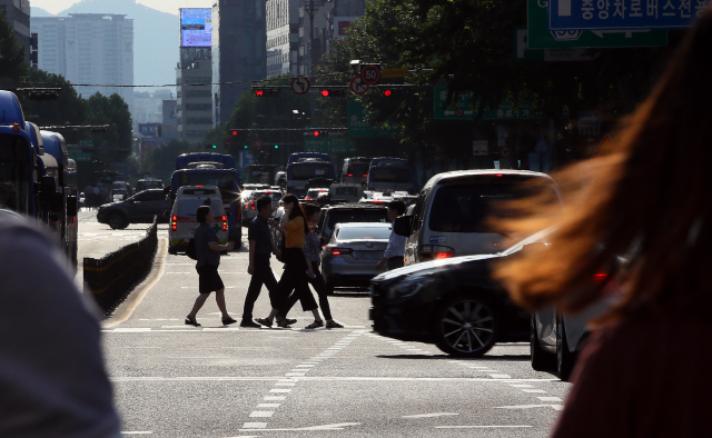 폭염이 계속되는 2일 아침 서울 세종로사거리에서 사람들이 뜨거운 도로를 건너 출근하고 있다./연합뉴스