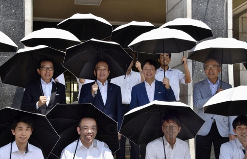 가마솥 더위에 양산 쓰는 남자 늘어나는 日