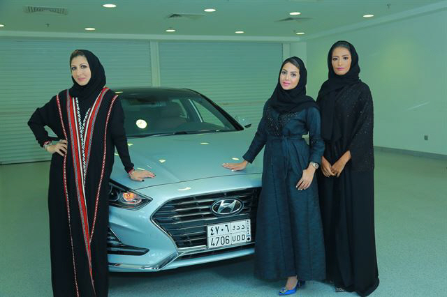 사우디아라비아의 현대자동차 브랜드 홍보대사로 선정된 패션 디자이너 림 파이잘(왼쪽부터)과 사업가 바이안 린자위, 라디오 프로그램 진행자이자 여행 블로거인 샤디아 압둘 아지즈./사진제공=현대차