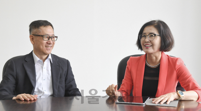 김경수(왼쪽) 한국경제학회장과 이인실 차기 한국경제학회장