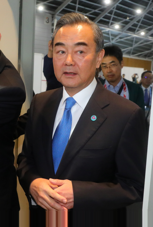 왕이 중국 외교부장이 2일 오후 싱가포르 엑스포컨벤션센터에서 기자회견을 마친 뒤 서둘러 행사장을 나서고 있다. /싱가포르=연합뉴스