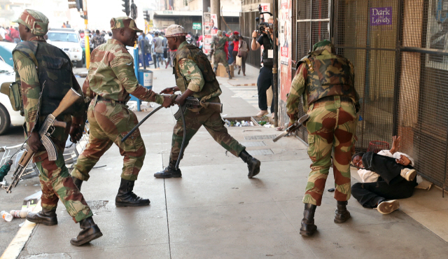 시위자 구타하는 짐바브웨 군인들./연합뉴스